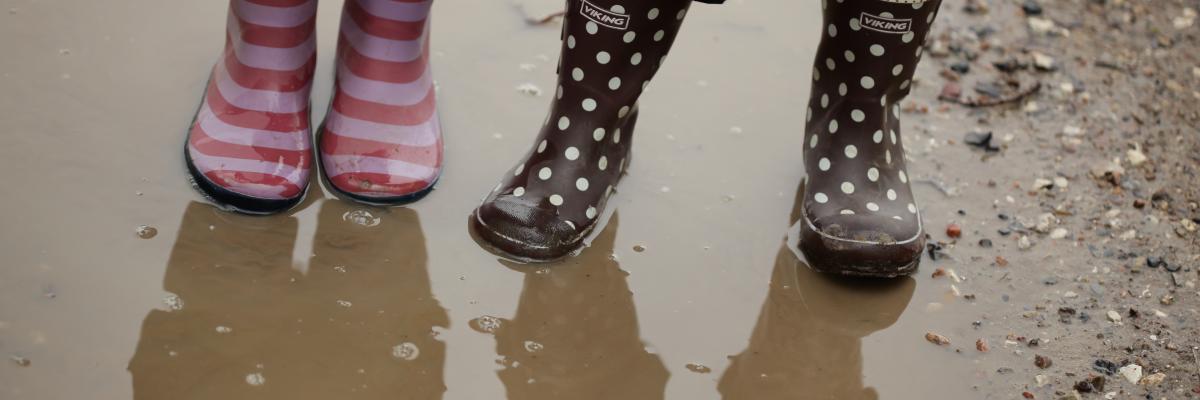Blank Onkel eller Mister defekt Regnvejr: regntøj og gummistøvler på. Ud og find de bedste vandpytter.  Gælder også de voksne :-) | Børn Gror i Natur